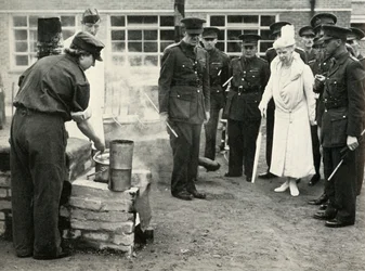 Katsomassa A.T.S. tytöt töissä...Army School of Cookery at Aldershot, c1941, 1951.
