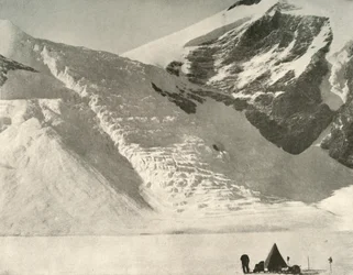 Western Partys leiri 28. joulukuuta riippuvan jäätikön alla katedraalin kallioilla, 1909