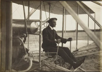 Wilbur Wright lentolehtisessä, 1908.