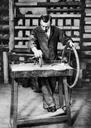 Johtoa kierretään jousijousiin, Lontoo, 1926-1927