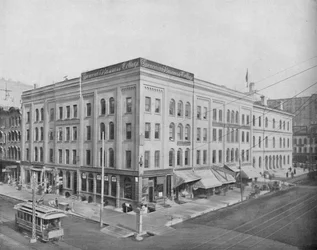 Wisconsin Street ja Broadway, Milwaukee, Wisconsin, 1897.