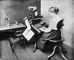Naisoperaattori Monotype-näppäimistöllä, 1917