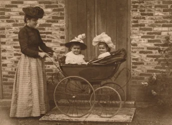 Nainen ja lapset rattaissa, 1937