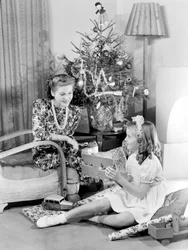 Nainen ja tyttö katsomassa joululahjoja, n. 1950