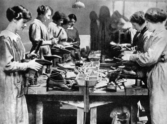 Naissutarit korjaamassa jalkineita sotaa varten, 1914-1918 1936