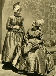 Naiset perinteisessä asussa, Ala-Itävalta, 1935.