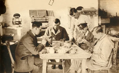 Haavoittuneet sotilaat keramiikkaluokassa...Devon, Ensimmäinen maailmansota, 1914-1918, 1933.