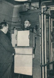 Röntgenlaite, jota käytetään epäiltyjen sydän- tai keuhkosairaustapausten tutkimiseen, c1935 c1937