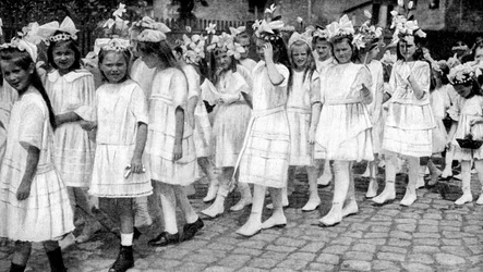 Nuoret tytöt kirkkojuhlilla Berliinissä, Saksassa, 12922