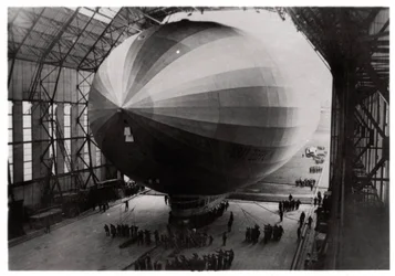 Zeppelin LZ 127 Graf Zeppelin saapumassa halliinsa, 1933