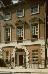 Sisäänkäynti osoitteeseen nro 44 Berkeley Square, Lontoo