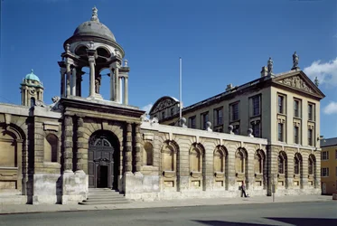 Oxfordin The Queens Collegen etuneliön ulkopuoli, rakennettu 1709-34