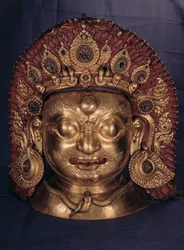 Bhairavan pää, 1600-luvun loppu (kohokupari, maalattu ja kullattu)