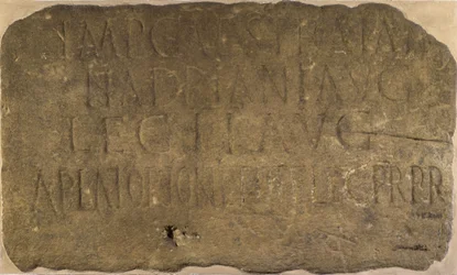 Kirjoitus Hadrianuksen muurilla olevasta virstanlinnasta 38, 2. legioona Augusta, 122-125 jKr.