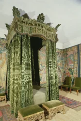 Hardwick Hallin sisäpiha, Derbyshire, jossa näkyy Green Bed-Chamber alkuperäisine 1500-luvun huonekaluineen ja verhoineen (H8044)