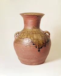 Purkki Han-dynastiasta (206eKr-220). Proto posliini