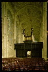 Kings College Chapel, sisäkuva, jossa näkyy viuhkaholvit ja urut, Englantilainen koulu (1400-luku), Cambridge, Iso-Britannia