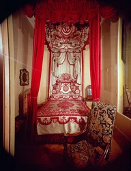 Melville State Bed, n. 1700 (mänty, joka on päällystetty karmiininpunaisella Genovan silkillä, vuorattu valkoisella kiinalaisella silkkidamaskilla)