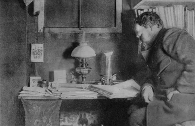 Otto Nordenskjöld työpöytänsä ääressä, Snow Hill, Etelämanner, 1901-03.