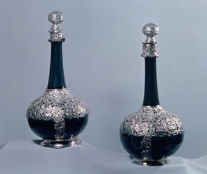 Hopeaan kiinnitetty viinipullopari, 1689