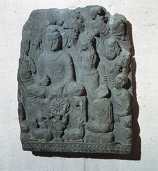 Relief "Tulevaisuuden Buddhasta" eli Bodhisattva Maitreyasta, 2. vuosisadalta jKr (kivi)