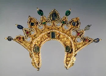 Venäläinen diadeemi, kultasetti helmillä ja puolijalokiveillä, 1600-luvun alku