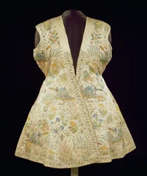 Satiininen metsästystakki brodeerattu silkeillä ketjuompeleella, Pohjois-Intia (Mughal), 1600-luvun ensimmäinen puolisko (satiini ja silkki)