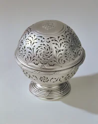 Saippualaatikko, osa setistä, jossa on putki ja allas, kirjoittanut Francis Riel, Pariisi, 1771