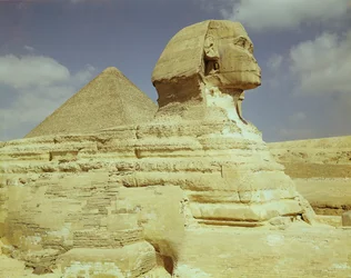 Sfinksi ja Khufun suuri pyramidi Gizassa, vanhassa kuningaskunnassa, noin 2613-2494 eaa.