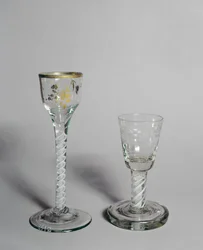 Viinilasi kullatulla koristeella, polttolasikulho ja läpinäkymätön kierrevarsi, n. 1760