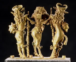 00319 Riipus kolmen puoliksi ihmisen, puoliksi härän hahmon muodossa, Mesopotamia, n. 2600-2340 eKr. (kulta)