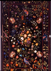 Firenzeläinen pietra dura -pöytälevy, jossa on erilaisia marmoria ja lapis lazulia, jonka keskellä on hedelmiä, n. 1670