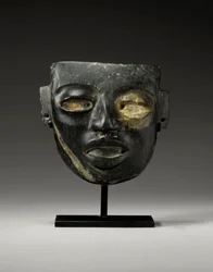Teotihuacan-kivinaamio, johon on kaiverrettu arvohenkilön nuorekkaat kasvot, n. 450-650