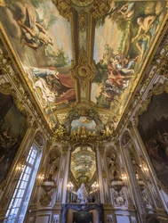 Tulen ja maan allegoria holvissa. François Perrierin (1594-1649) maalaus Galerie doreen holvista