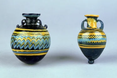 Amphorae, luultavasti myöhäishellenistinen, noin 2.-1. vuosisadalla eKr. (värillinen lasi)