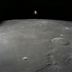 Apollo 12 -kuumoduuli Intrepid laskeutuu Kuun pinnalle myrskyjen valtameressä