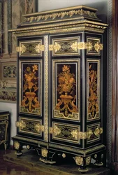 Armoire, intarsia koristeena, Andre Charles Boulle (1642-1732), Pariisi, 1600-luvun loppu (eebenpuu ja pronssi)
