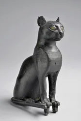 Bastet. Pienoispatsaan pronssimuotti (metalli). Matala aikakausi (750-332 eKr.) Egypti - Mitta cm 13 - Inventaarionumero 735, Musee d