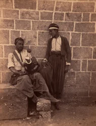 Beirutin limonadikauppiaat. Charles Lallemandin (1826-1904) valokuva "Syyria, puvut, matkat ja maisemat". 1865. Yksityiskokoelma.