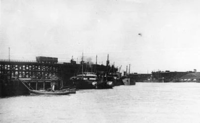Blyth Harbour, jossa näkyy joukko Blyth Staithin rinnalla makaavia kaivoja ja Harbour Commissionin laukaisu etualalla