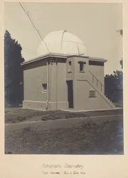 Astrografisen teleskoopin rakennus ja kupoli
