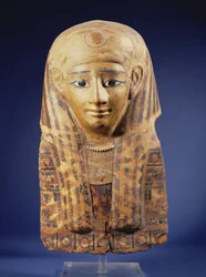 Cartonnage-muumiopäähine, jossa peruukki, silmät obsidiaanilla ja alabasterilla, egyptiläinen, myöhäinen aika (644-332 eKr.)