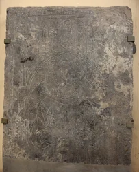 Tuomiokirkkokokoelma. Fragmentti kivilevystä. Bareljeef. Kirkon virkamies. Alkuperäkirkko (Saint-Quentin of Tournai. 1200-luvun loppu. Yksityiskohta.