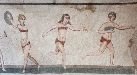 Chamber of the Ten Maidens tai "Bikinityttöjen" mosaiikki. Yleiskuva yläpaneelista: paino, kiekon heitto ja juoksu. 3-4 vuosisata. Roomalainen huvila Casalessa, Sisiliassa. Unescon sivusto.