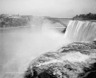 Clifton Hotel ja American Falls, Niagara