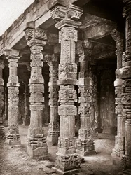 Quwwat-ul-Islamin moskeijan pylväikkö Qutb Minar -kompleksissa, Delhi