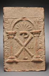Columbariumin hautalaatta, jossa on Kristuksen monogrammi, 500-800