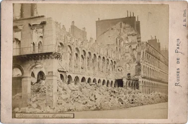 Commune de Paris: näkymä valtiovarainministeriön raunioista Pariisissa toukokuussa 1871. Valokuva J.R. Dim. 16,3x10,8 cm
