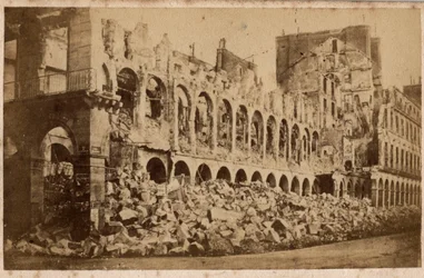 Pariisin kunta (1871): näkymä valtiovarainministeriöstä toukokuun 1871 palon jälkeen. Valokuvaus. Tulostus pahville Dim. 10x6,9 cm