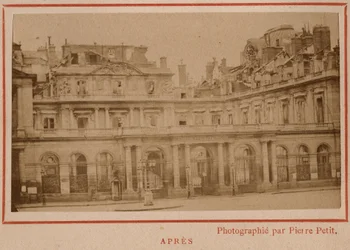 Pariisin kunta (1871): näkymä Palais-Royalista (Palais Royal) Pariisissa toukokuun 1871 palon jälkeen. Valokuva Pierre Pepetitista. Tulostus kartongille, himmennys. 9x5,4 cm